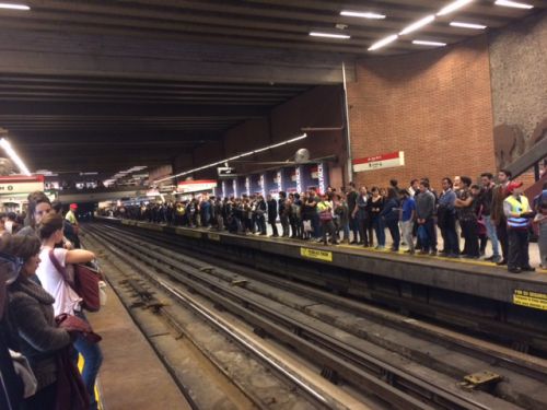 主要駅でホームに待つ人たち。地下鉄乗車口が一定でないので、どこから乗っていいのかいつも困る