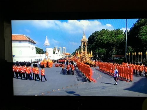 テレビの画面から　火葬場に向かう隊列