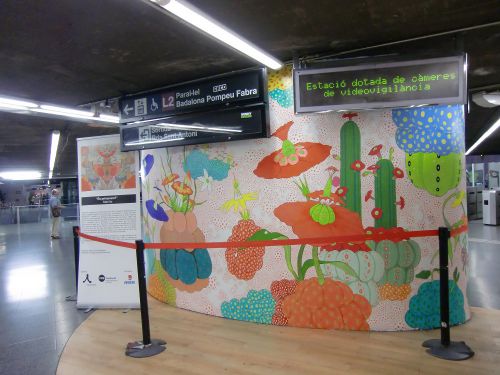 バルセロナ中心ユニベルシタ地下鉄駅構内に展示されていた作品