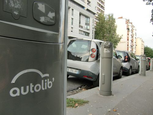 電気コードにつないで駐車しています。たまにボコボコの車も