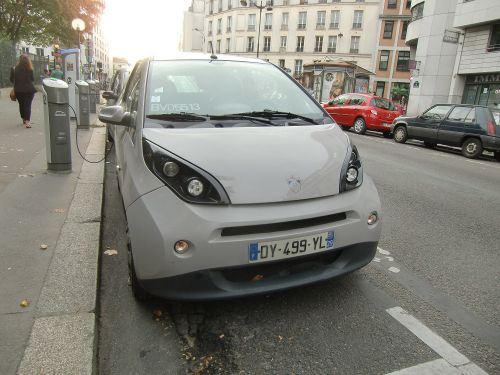 パリのシェア自転車と同系のグレーを基調にした色がほとんど