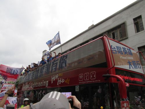 2階建てのオープルーフ観光バス