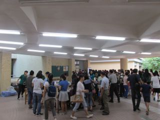 盛況の学園祭の記念品売り場