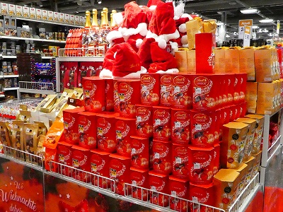 スーパーマーケットにあふれるクリスマスのお菓子! カラフルです