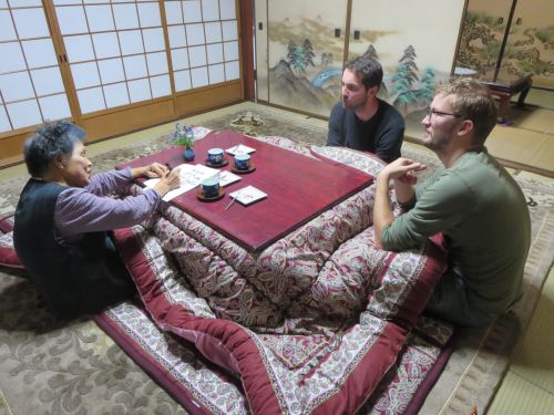 歓談する私のおばあちゃんとフランス人の友達