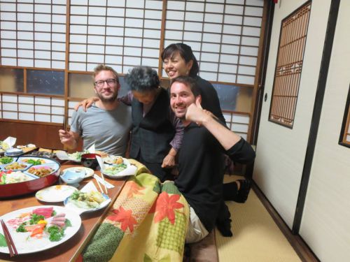 おばあちゃんと写真撮影「みんな仲良し！」