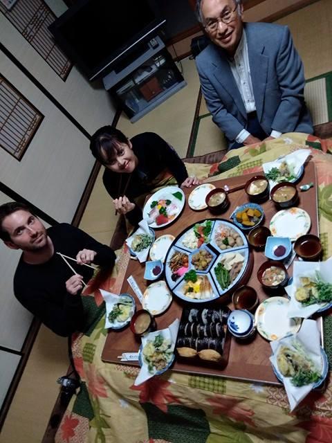 堀りごたつを囲んで団らんのひととき