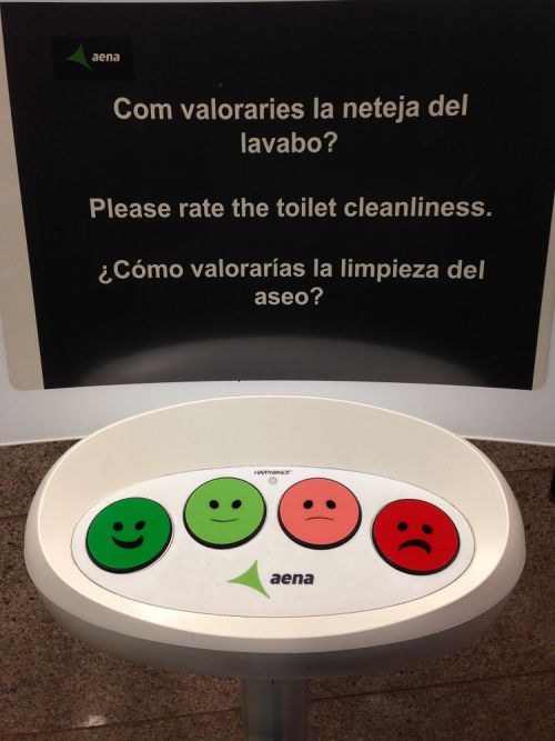バルセロナのエル・プラット空港内トイレ入り口に設置された機器