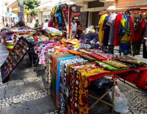 サンパウロ市内で見掛けるアフリカのカラフルな生地や服飾品