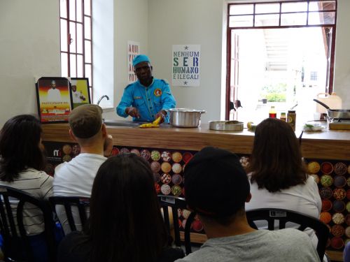 移民博物館でアフリカ料理の講習を行うバンツー・タバシサさん