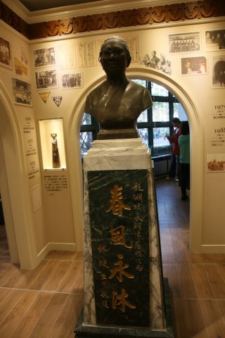 江學珠（ジャン・シュエジュー）校長の胸像