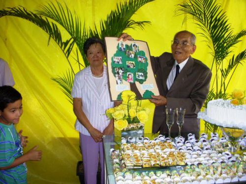 ブラジルに移民した日本人家族のパーティーで木の家系図を紹介する様子