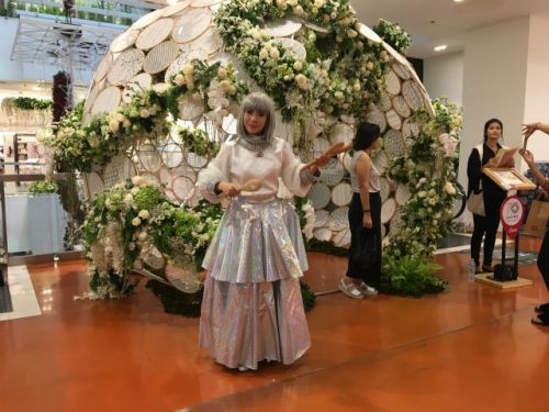 あなたは誰?木のスプーンを持った撮影自由のモデルさん