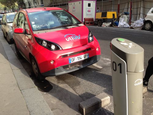 パリ市内に普及するレンタル電気自動車