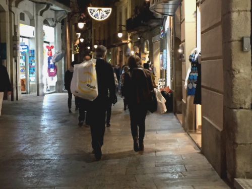 シックな中年のカップルはクリスマスプレゼントを買いに来たのかな