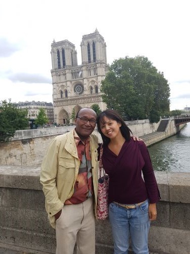 パリのノートルダム大聖堂、多くの観光客でにぎわう