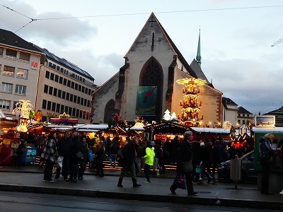 クリスマス・ピラミッドのあるクリスマス市は歴史博物館の前にあります