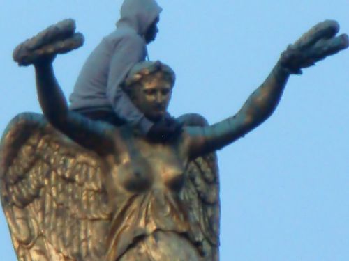 パリ1区シャトレ広場のパルミエ噴水の頂上 