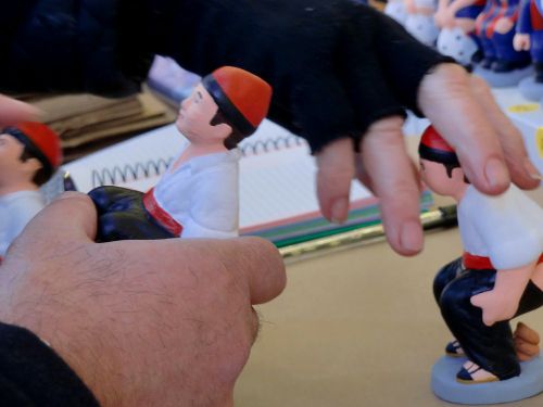 手作りなので、好みの表情をじっくり選んでから購入するお客さん