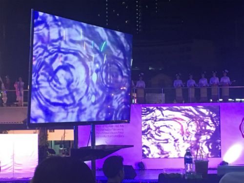 去年は見られなかった、明るいライトを使った催し