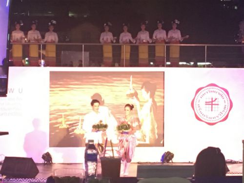 川岸のステージで行われるショー