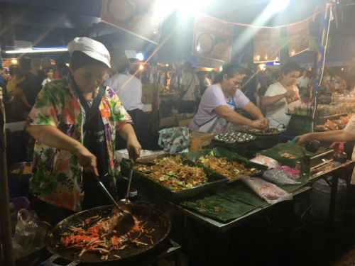食べ物屋台も数多く並び大にぎわいでした