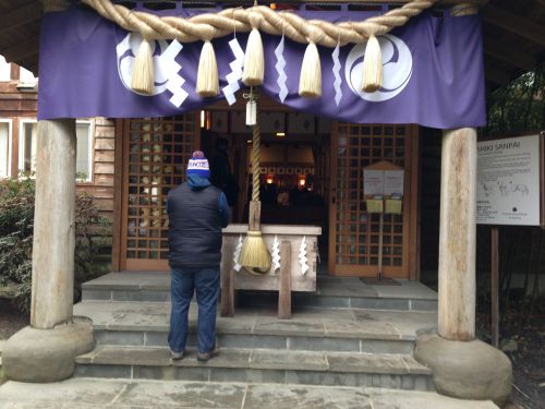 神式参拝の手順も英語と図で解説(写真右)
