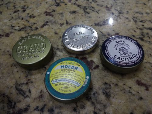 インブラーナ、タバコ、シナモン、クローヴの粉も加えられたハペ（Rapé)