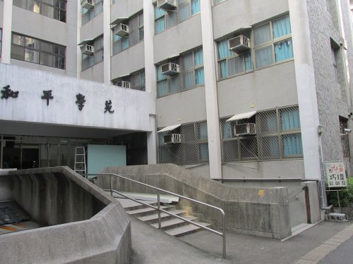 右端の看板に注目