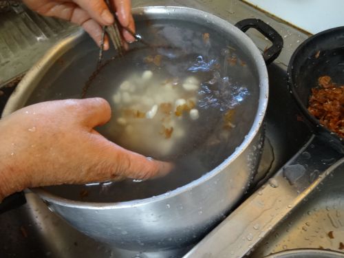 こすったピーナッツの皮を水に浮かせながら分離しているところ。