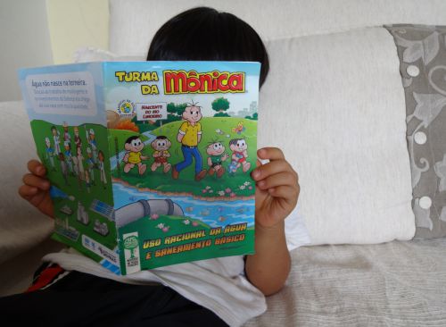 ブラジルで『モニカとなかまたち(Turma da Mônica)』を読む子ども