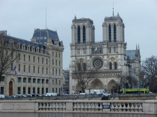 ノートルダム寺院の左手にある市立病院は、パリの中心シテ島に在る。