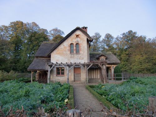 宮殿の王妃の村里にあるトイレとして利用されていた建物　