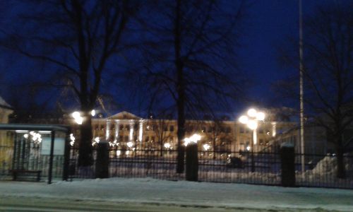 午後3時でこの暗さです（12月17日撮影、ウメオ市庁舎前）