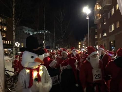 ウメオ独特のクリスマスイベント、サンタランニング。大人コース、子どもコースそれぞれあります