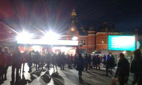 チャリティー音楽イベントの様子。愛好家からプロまで、多くの人が演奏します