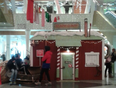 ウメオのデバート内に飾られたサンタクロースの家