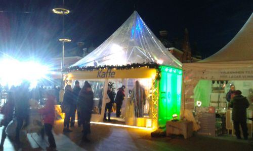 野外テントでコーヒー販売、冬ならではの温まる光景です