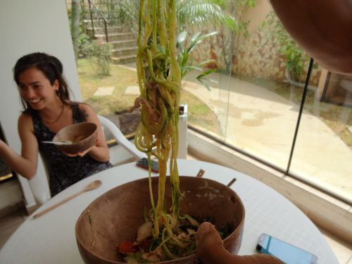 ヴィーガン風のズッキーニで作った麺と野菜をあえたヤキソバ