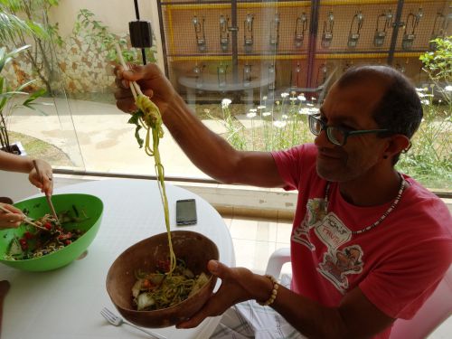 ズッキーニで作ったヤキソバを“クィア”に取り分けて食べるクレーベさん