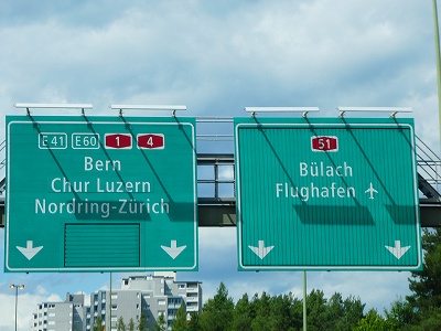 スイスの高速道路標示は日本同様グリーンです