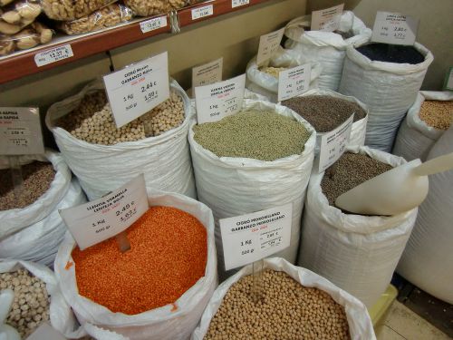 店頭に並ぶあふれんばかりの色とりどりのレンズ豆