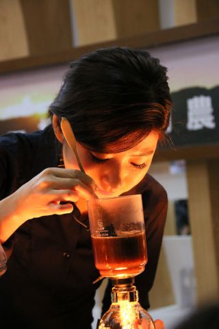 サイフォンコーヒー製作中の楊衣姍さん