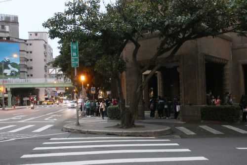 列の最後尾は歩道橋の近くまであります