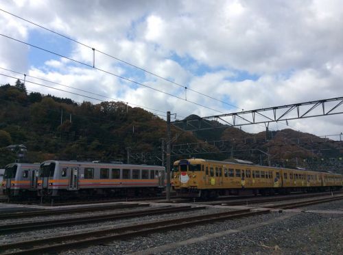 新見駅でスタンバイするかわいい電車