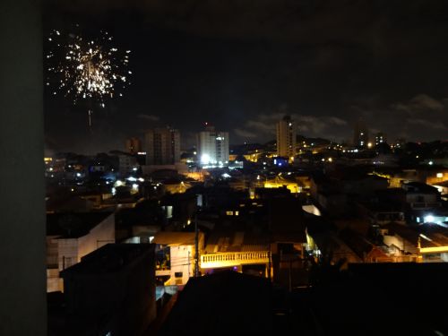 年明けの深夜0時から30分から1時間ほどサンパウロの住宅街で打ち上げられる花火