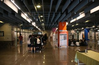 校史室（写真左側）を見学します