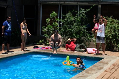 マンションの管理人さんも暑さからプールに飛び込んで水浴びする日々。