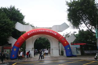 学校の正門より