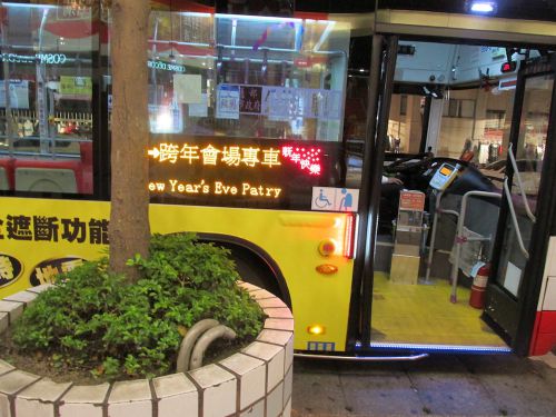 駅前の統領百貨（デパートです）前に用意された会場までのシャトルバス